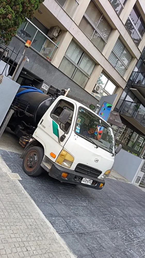 Camión cisterna de Sanitaria Evolución en la entrada de un edificio